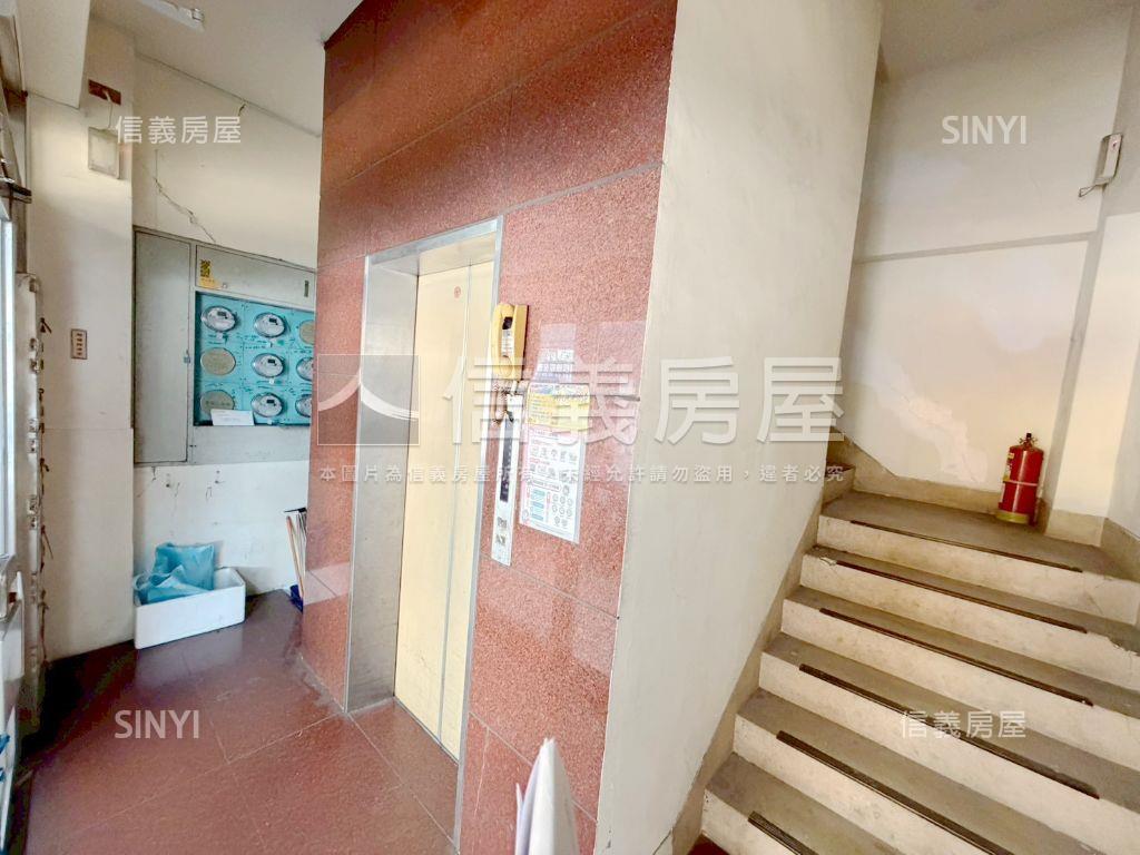 忠孝大面寬角間金店面房屋室內格局與周邊環境