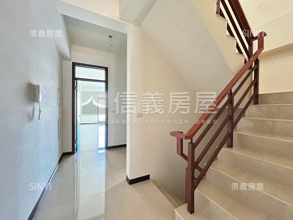 全新未住車庫別墅房屋室內格局與周邊環境