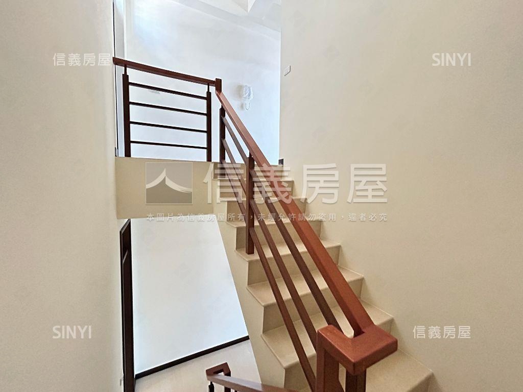 全新未住車庫別墅房屋室內格局與周邊環境