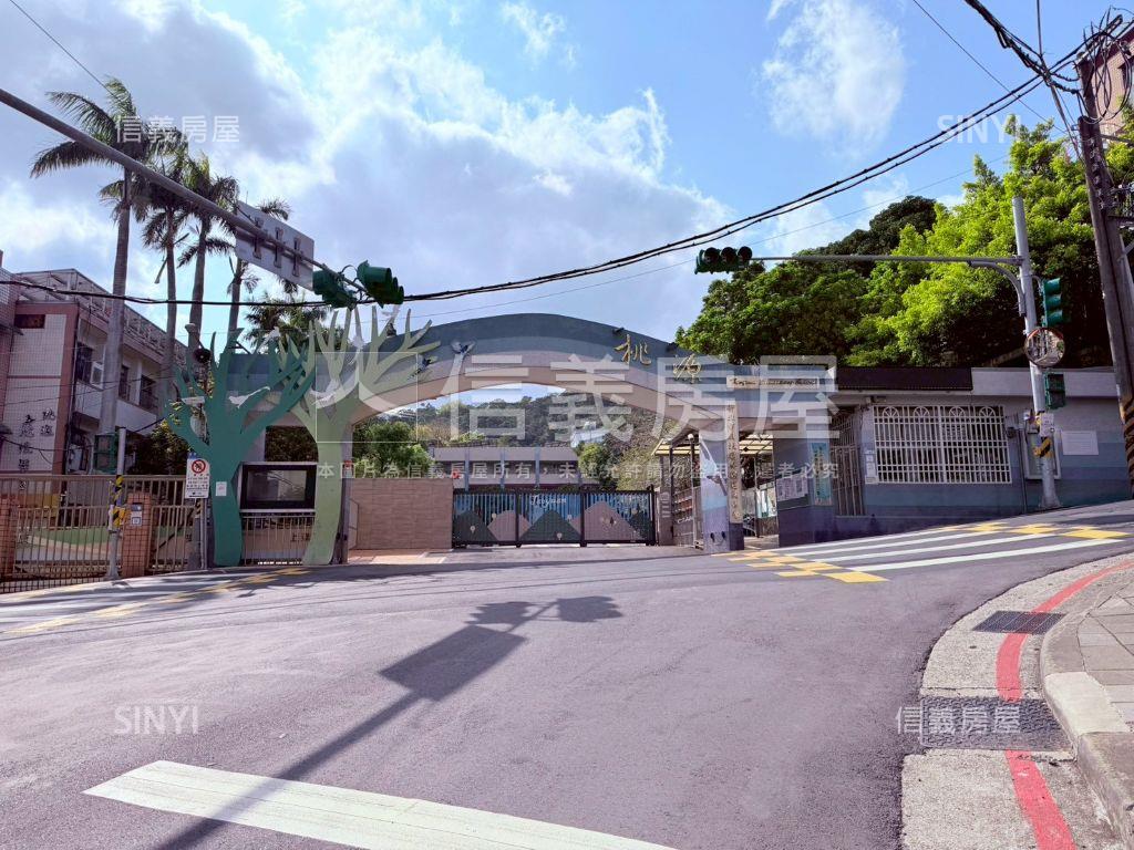 捷運邊間中央北二樓美寓房屋室內格局與周邊環境