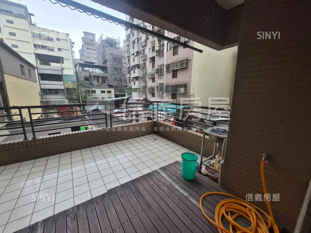 近興大三房邊間雙平車位房屋室內格局與周邊環境