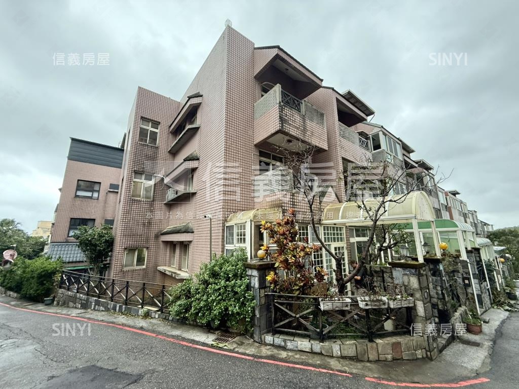 淺水灣山莊邊間車位透天房屋室內格局與周邊環境