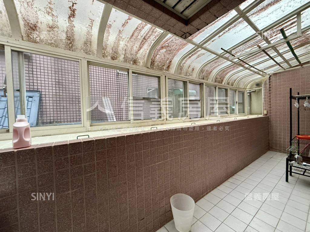 淺水灣山莊邊間車位透天房屋室內格局與周邊環境