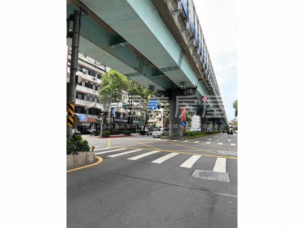 伊邸高樓翱翔景觀車位三房房屋室內格局與周邊環境