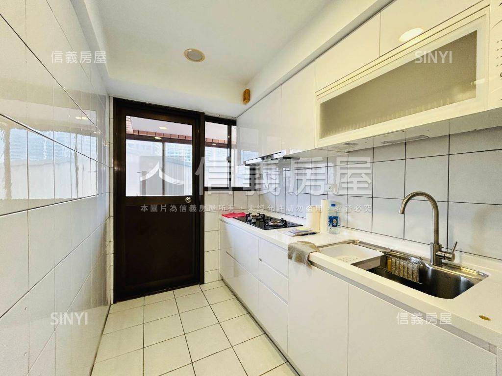 專任景觀河岸三房附車位房屋室內格局與周邊環境