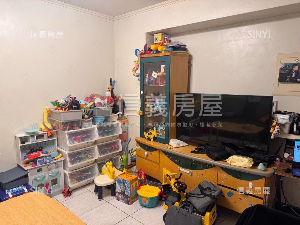 次頂樓河景美兩房房屋室內格局與周邊環境