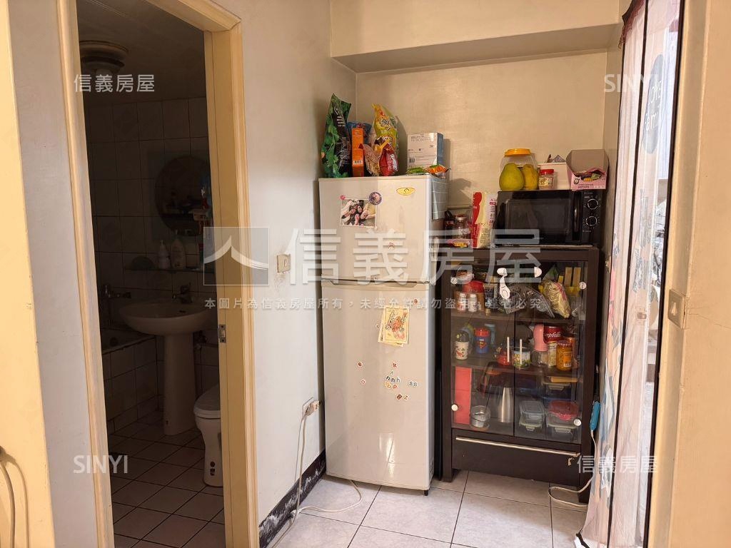 次頂樓河景美兩房房屋室內格局與周邊環境
