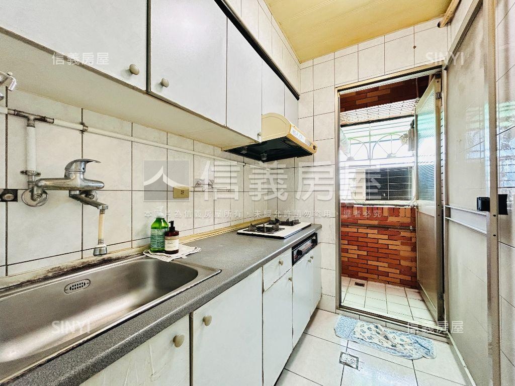 稀有次頂樓電梯河景美兩房房屋室內格局與周邊環境