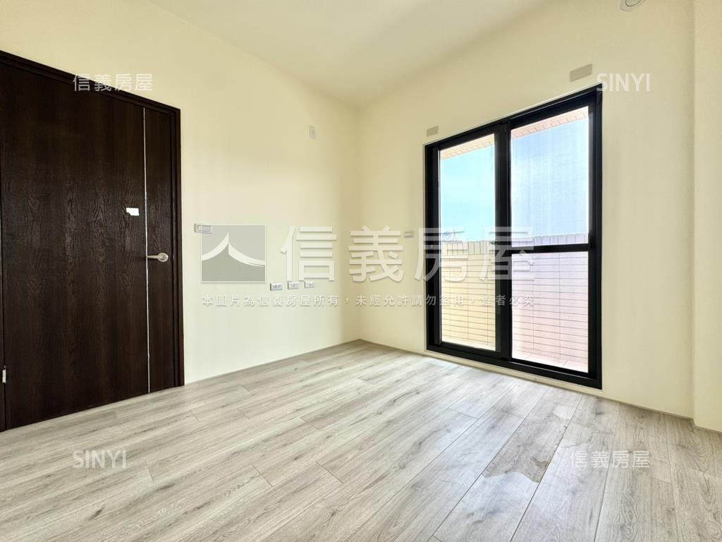 清泉崗全新未住精美別墅房屋室內格局與周邊環境