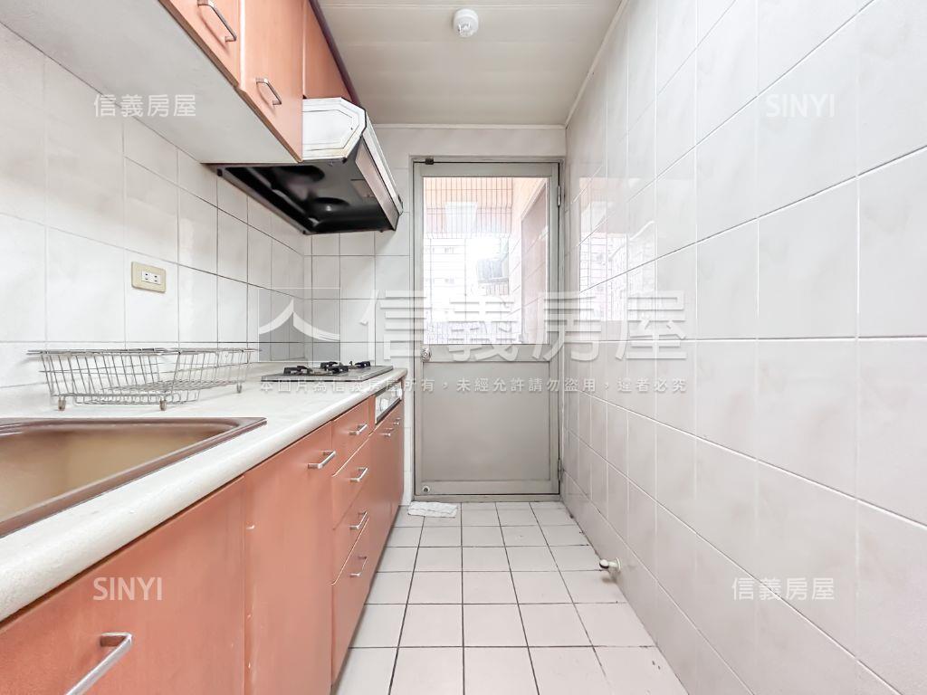 稀有邊間登峰天廈三房車位房屋室內格局與周邊環境