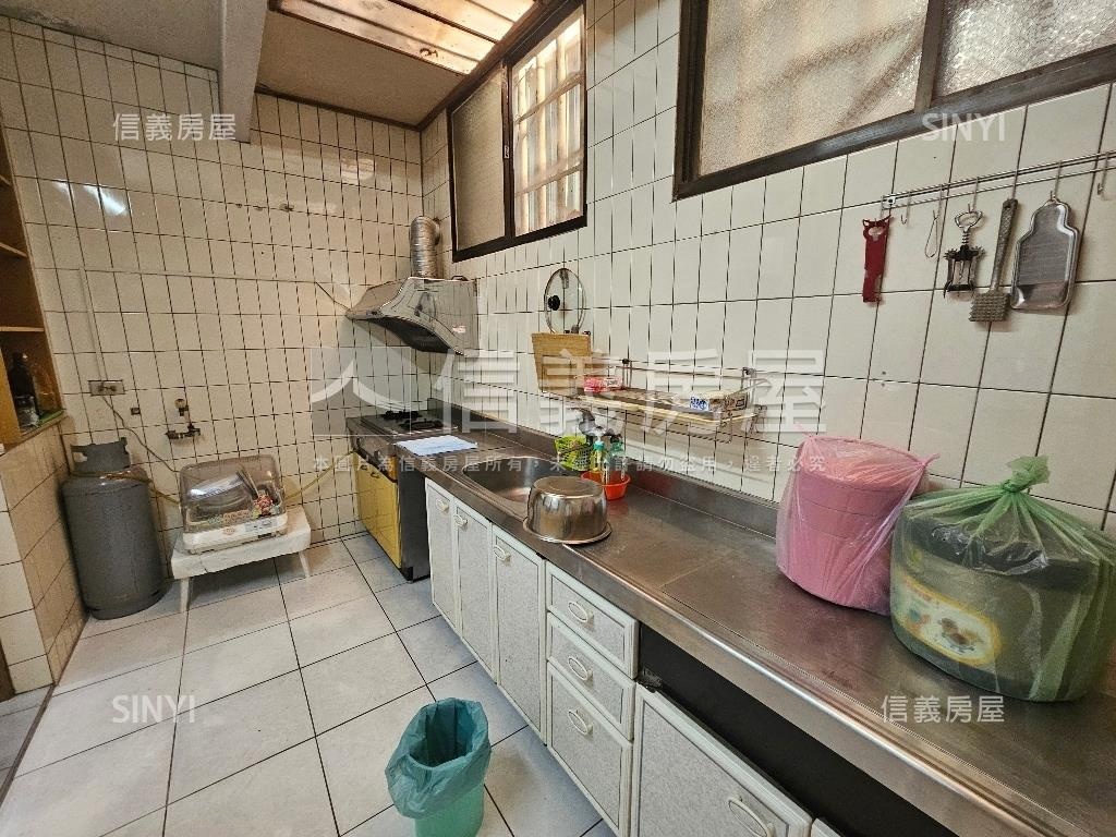 僑孝街活路透天房屋室內格局與周邊環境