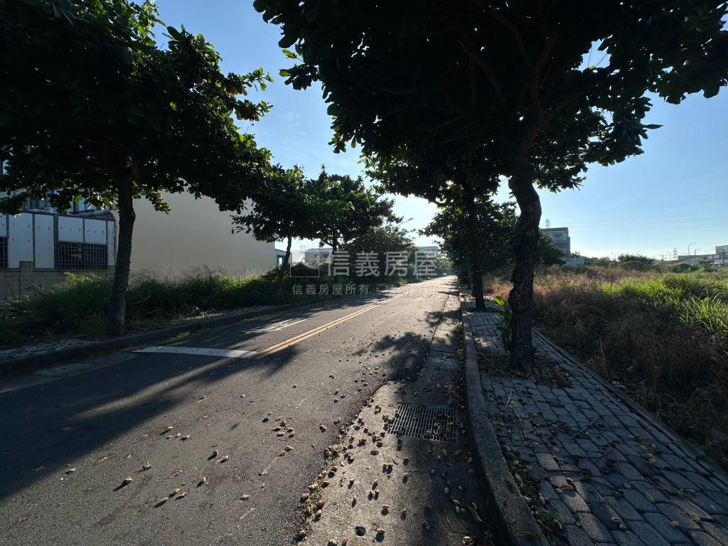 雙面臨路大面寬住一地房屋室內格局與周邊環境