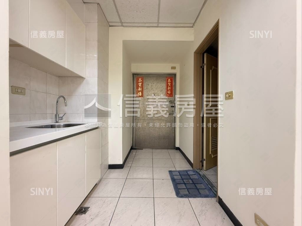 雙捷運。鳳都房屋室內格局與周邊環境