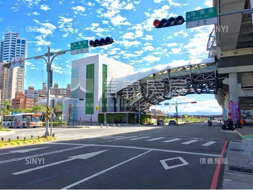 雙捷運。鳳都房屋室內格局與周邊環境