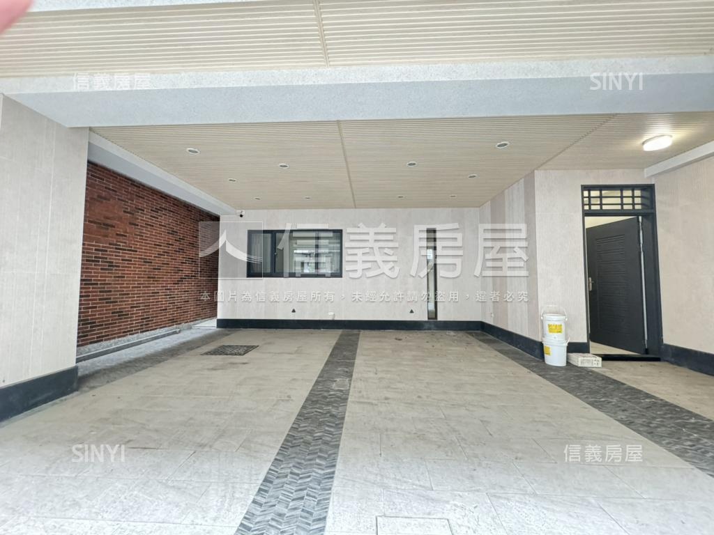 亞灣愛河畔全新電梯雙車墅房屋室內格局與周邊環境