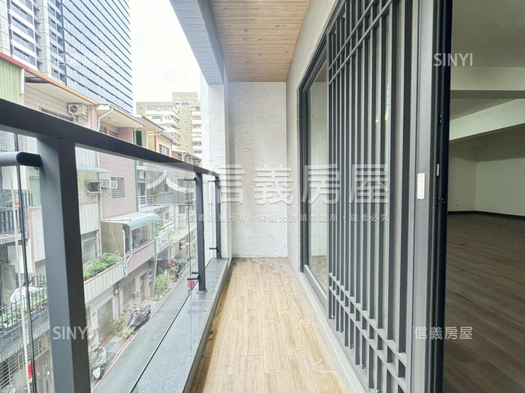 亞灣愛河畔全新電梯雙車墅房屋室內格局與周邊環境