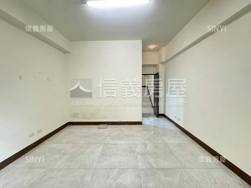 亞灣愛河畔全新電梯雙車墅房屋室內格局與周邊環境