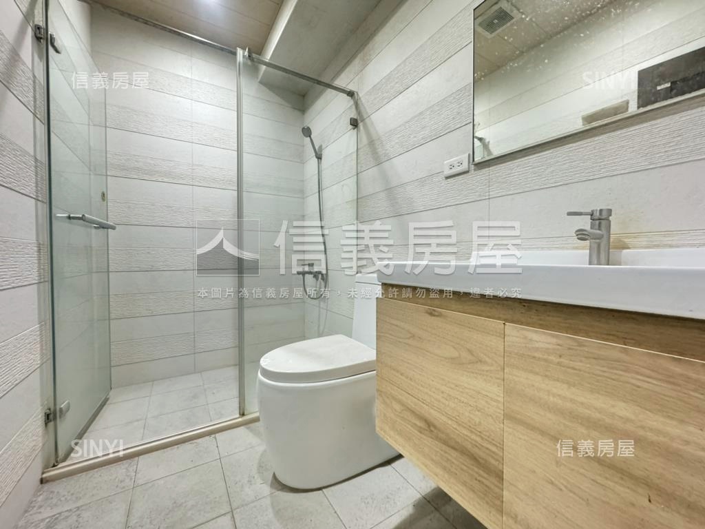 亞灣愛河畔全新電梯雙車墅房屋室內格局與周邊環境