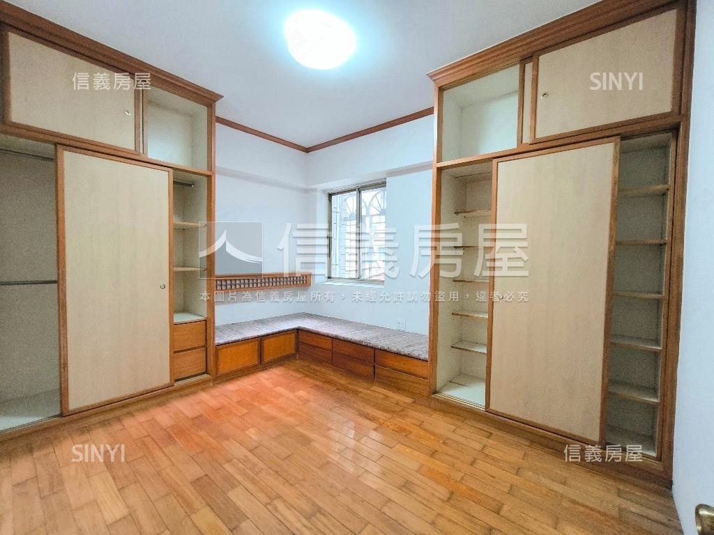 中華路電梯四房有中庭管理房屋室內格局與周邊環境