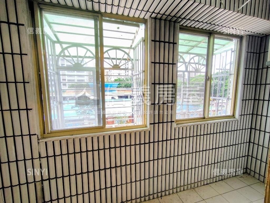 中華路電梯四房有中庭管理房屋室內格局與周邊環境