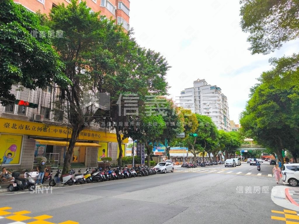 中華路電梯四房有中庭管理房屋室內格局與周邊環境