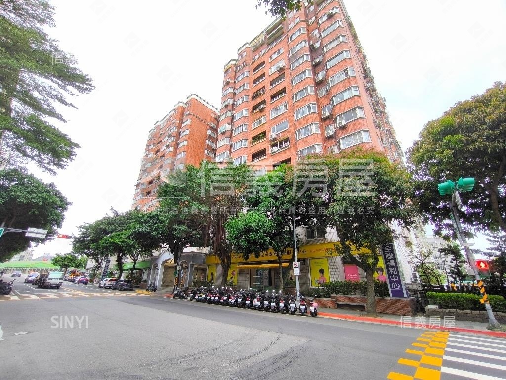 中華路電梯四房有中庭管理房屋室內格局與周邊環境