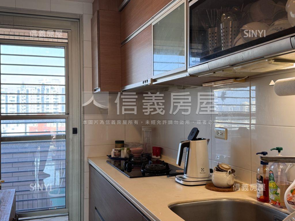 國泰萊茵次頂樓三房平車房屋室內格局與周邊環境