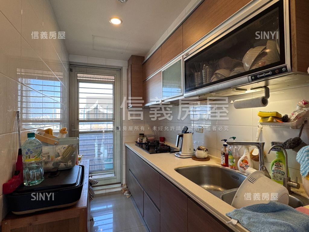 國泰萊茵次頂樓三房平車房屋室內格局與周邊環境