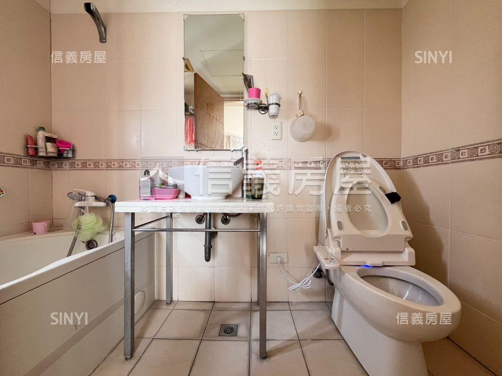 國泰萊茵次頂樓三房平車房屋室內格局與周邊環境