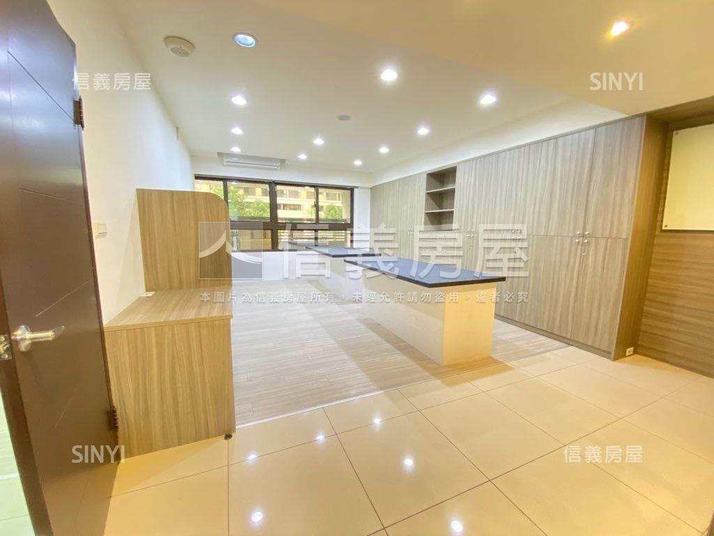 蘇黎市面寬大店面房屋室內格局與周邊環境