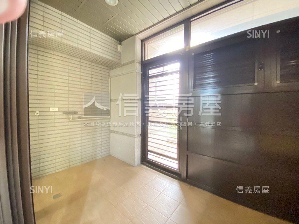 蘇黎市面寬大店面房屋室內格局與周邊環境