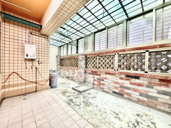 新春街華廈前後大陽台