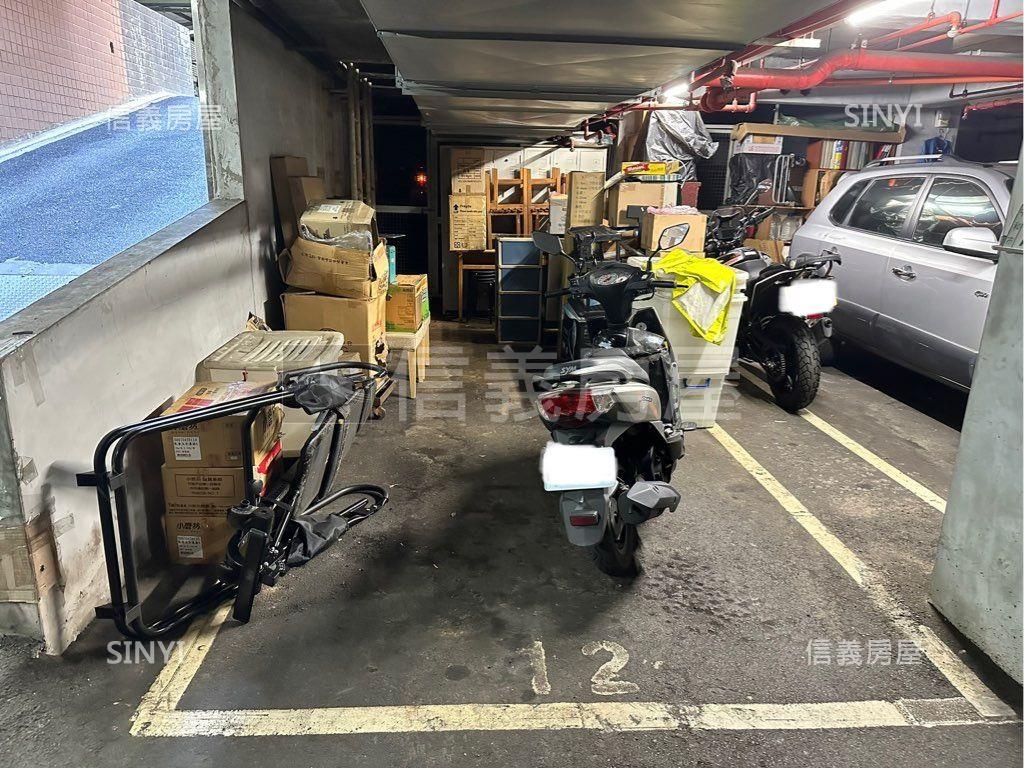 黃金辦公店面帶車位房屋室內格局與周邊環境