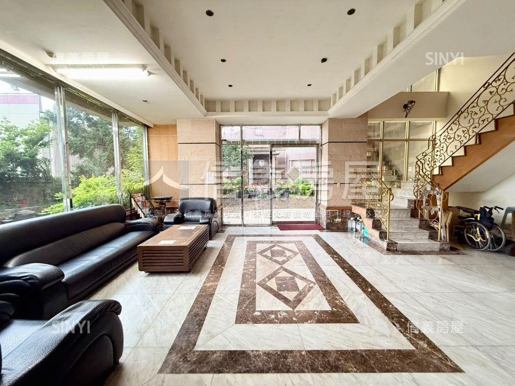 捷運台鐵雙鐵低總價２房房屋室內格局與周邊環境