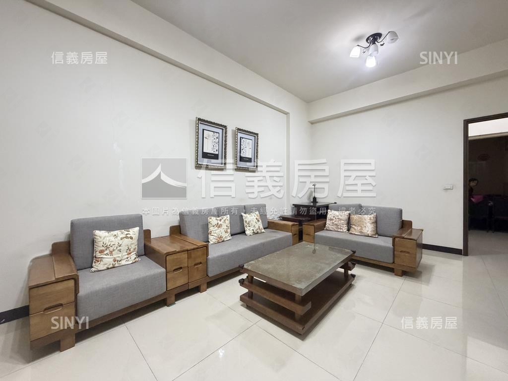 近中興商圈車庫臨路美別墅房屋室內格局與周邊環境