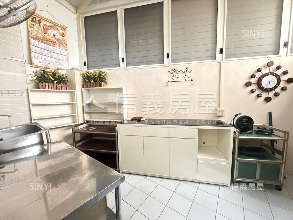 近中興商圈車庫臨路美別墅房屋室內格局與周邊環境