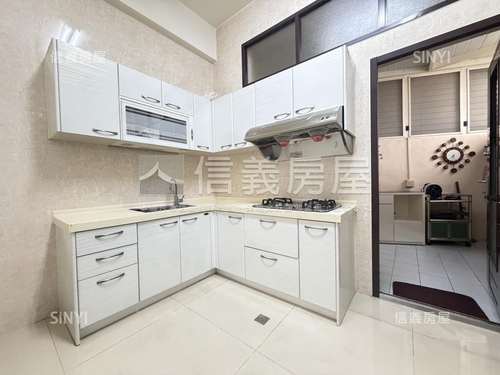 近中興商圈車庫臨路美別墅房屋室內格局與周邊環境