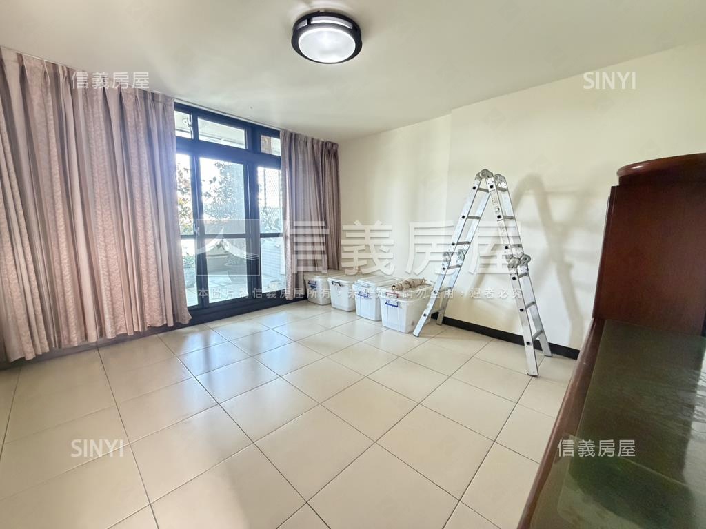 近中興商圈車庫臨路美別墅房屋室內格局與周邊環境