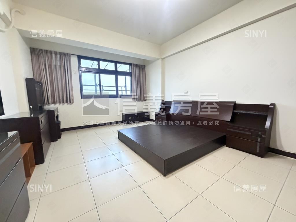 近中興商圈車庫臨路美別墅房屋室內格局與周邊環境