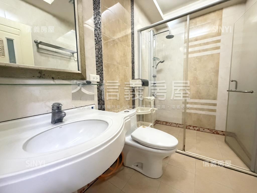 近中興商圈車庫臨路美別墅房屋室內格局與周邊環境