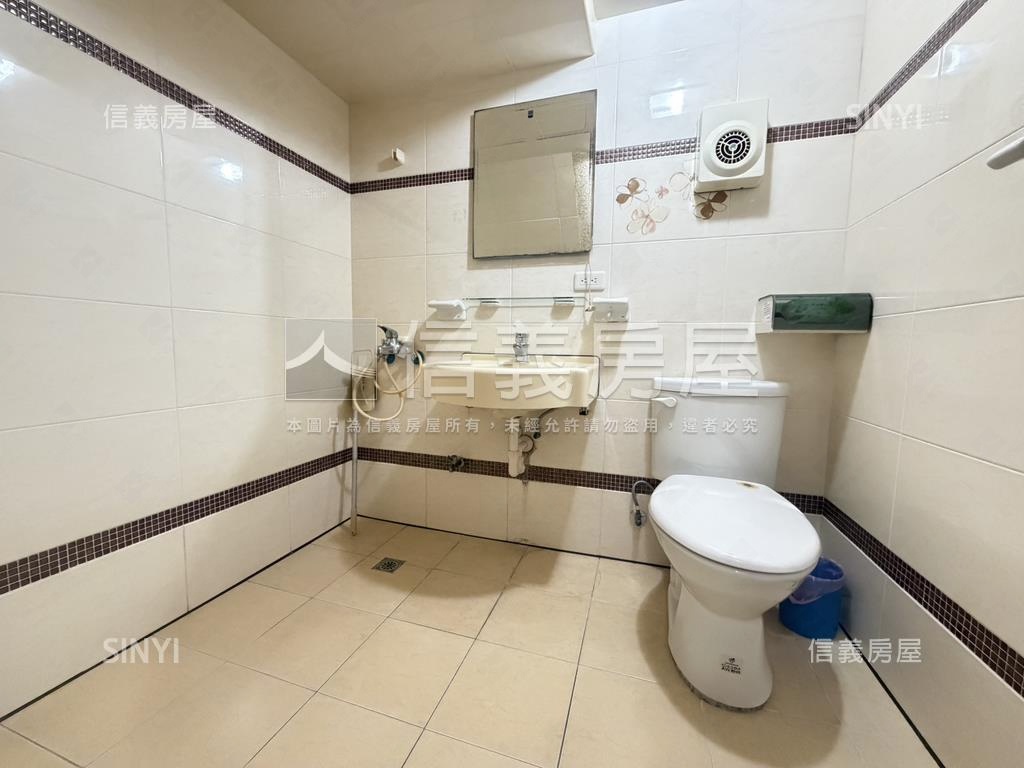 近中興商圈車庫臨路美別墅房屋室內格局與周邊環境