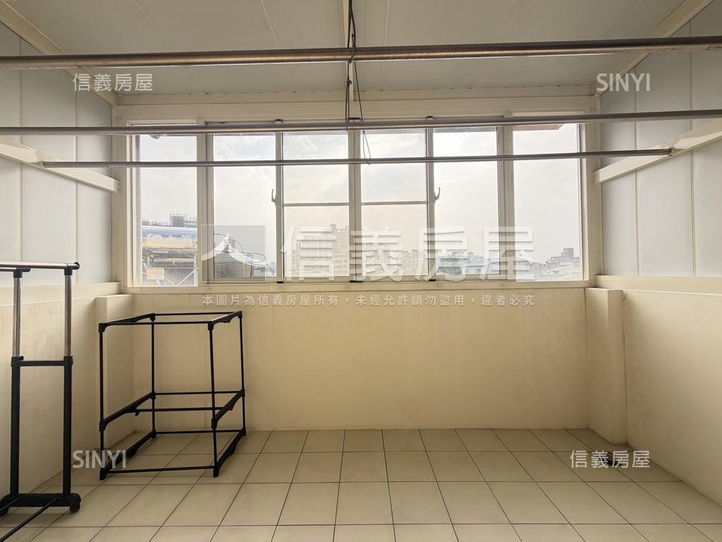 近中興商圈車庫臨路美別墅房屋室內格局與周邊環境