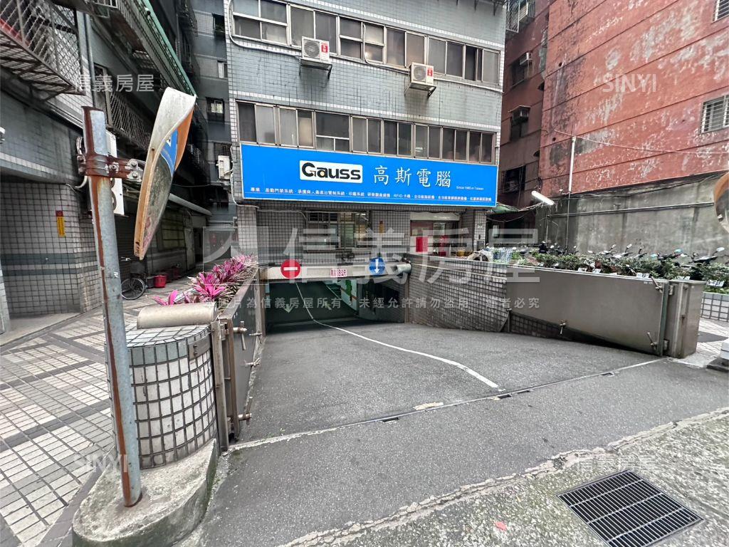 西門。Ｂ１坡道平面大車位房屋室內格局與周邊環境