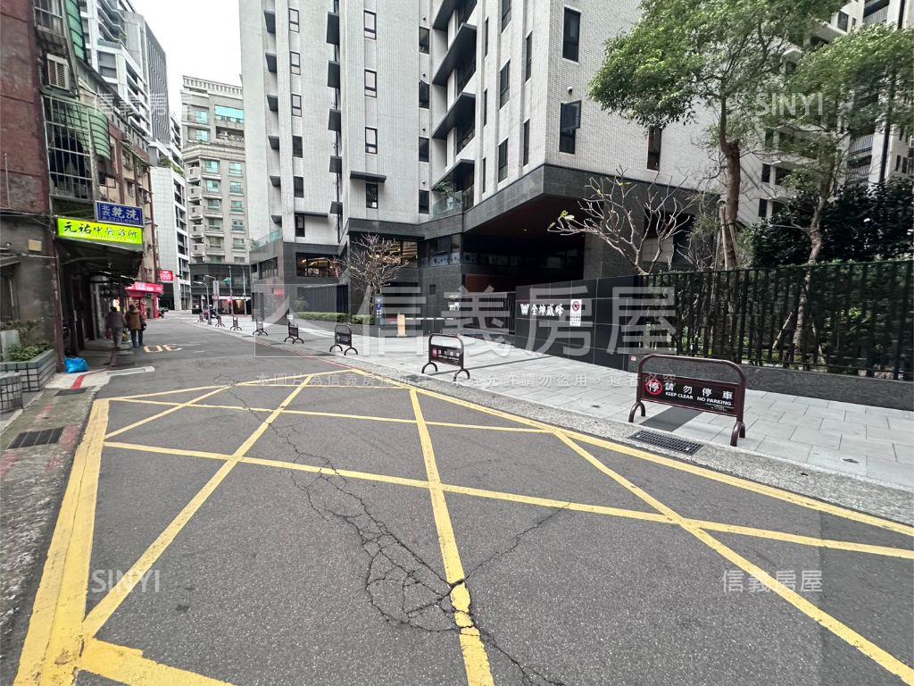 西門。Ｂ１坡道平面大車位房屋室內格局與周邊環境