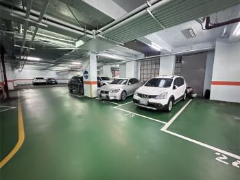 西門。Ｂ１坡道平面大車位