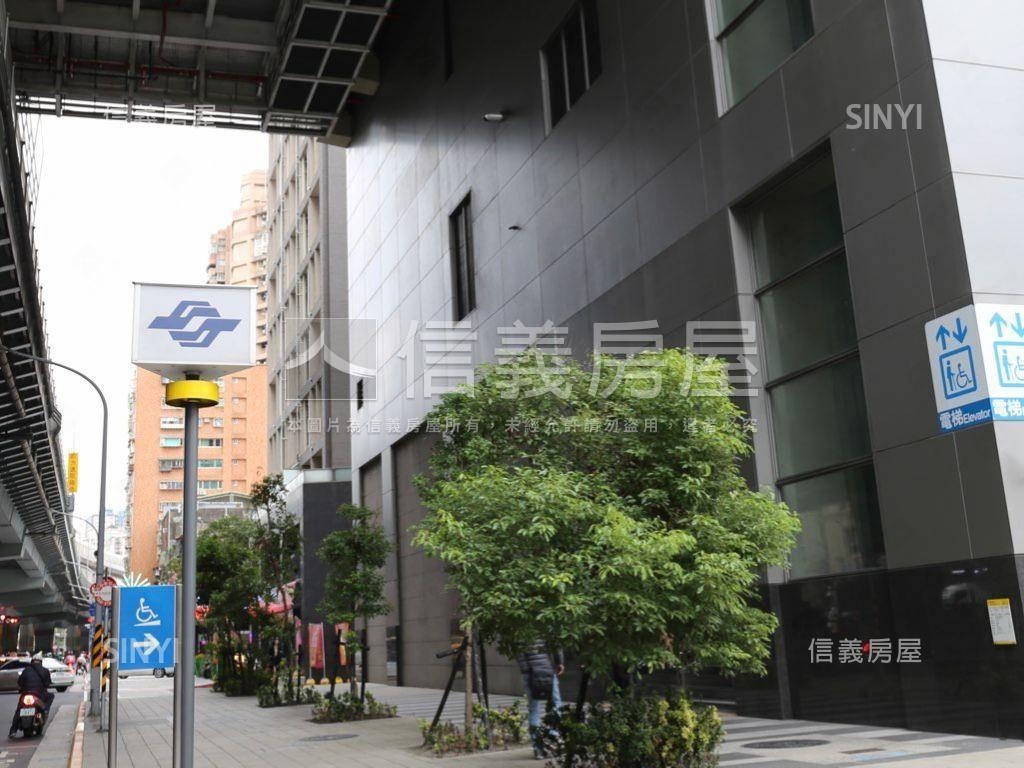 近南勢角捷運站黃金三樓房屋室內格局與周邊環境