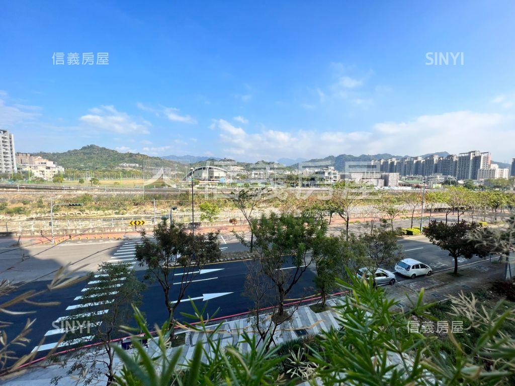 稀有朝東山景四房平車位房屋室內格局與周邊環境