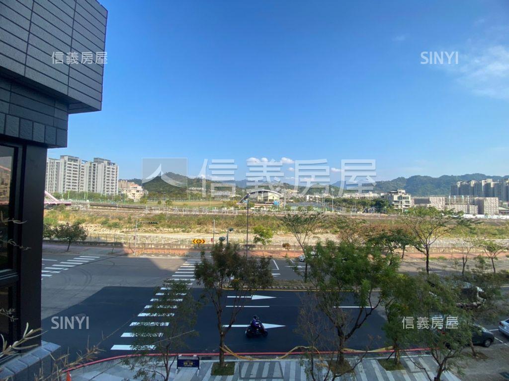 稀有朝東山景四房平車位房屋室內格局與周邊環境