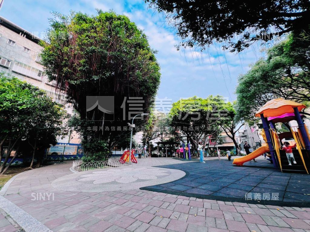面公園三面採光頂樓大空間房屋室內格局與周邊環境