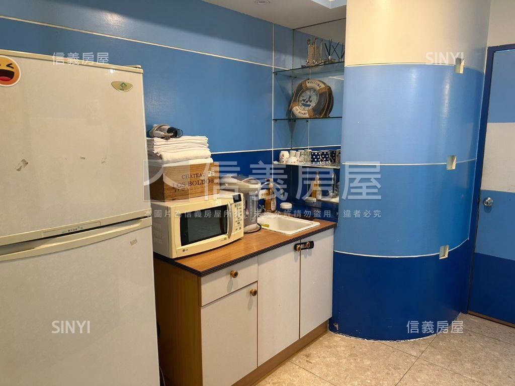 摩天高雄高樓兩房房屋室內格局與周邊環境